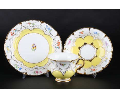 Meissen B-Form Kaffeegedeck, coffee cup,Porzellan, blaue Schwertermarke 1. Wahl, B-Form gelb mit Streublümchen, 1x Kaffeetass