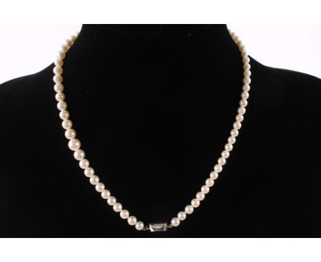 Perlenkette mit 585 Goldverschluß und zwei Diamanten, pearl necklace gold lock with 2 diamonds,WG 585/000 Weissgold Verschlus