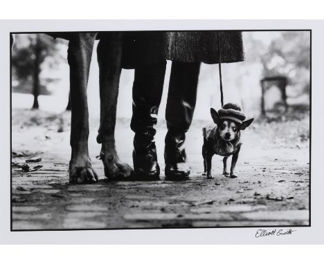 Elliott Erwitt (*1928) New York City - Felix, Gladys and Rover 1974, gelatin silver print, signed,Silbergelatineabzug, u. rec