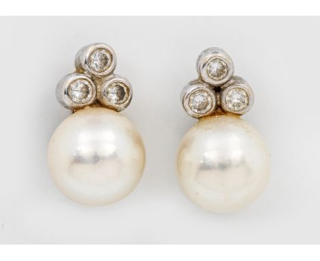 Perl-Diamantohrringe Weißgold, gest. 585. Zentral besetzt mit je einer weißen Zuchtperle von ca. 7 mm in farbintensivem, rosé