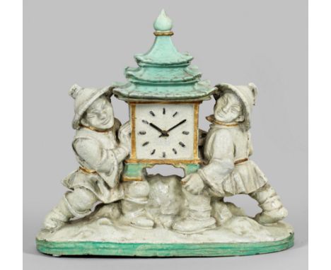Art Déco-Tischuhr mit zwei Chinesen Irdenware, dunkelbrauner, schamottierter Scherben. Vollplastische Gruppe, auf einem ovale