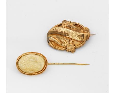 Biedermeier-Brosche und -Anstecknadel 19. Jh.; Gelbgold, 8 k und 14 k. Geschwungene Brosche mit Weinrebendekor. Anstecknadel 