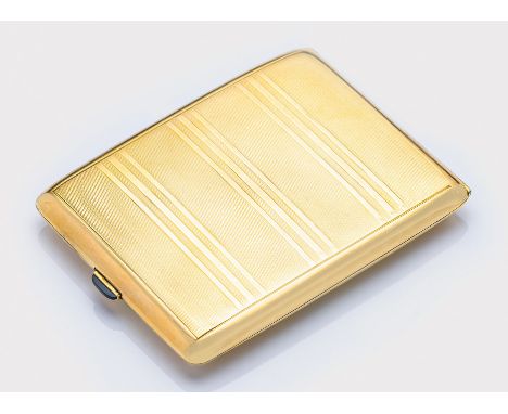 Zeitlos elegantes Zigarettenetui Gelbgold. Rechteckige, flache Form mit glatt abgesetzten, abfallend gerundeten Ecken und Kan
