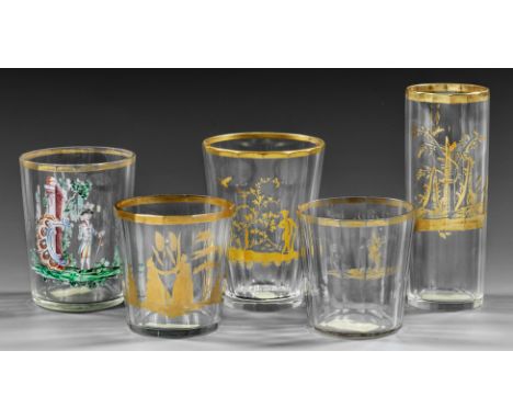 Kleine Kollektion von fünf Rokoko-Bechern Farbloses Glas mit Facetten-Schälschliff. Leicht konische bzw. hohe, zylindrische F