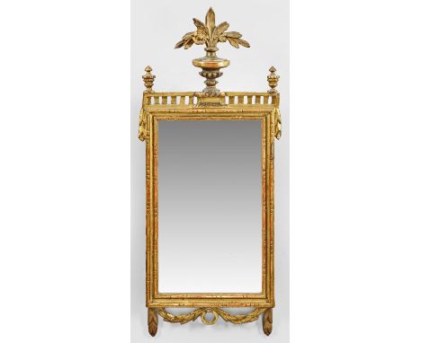 Louis XVI-Spiegel Holz, geschnitzt, gefasst und vergoldet. Schmale, hochrechteckige, profilierte Spiegelrahmung mit durchbroc