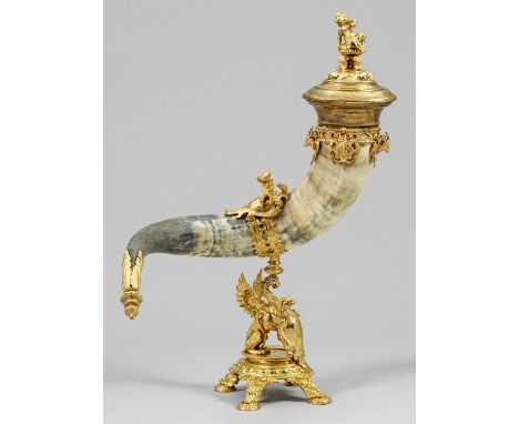 Imposantes, jagdliches Historismus-Prunkhorn Mit feuervergoldeter Metallmontierung. Ovaler, mehrfach profilierter und von God