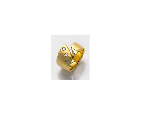 Moderner Brillant-Bandring Gelbgold, gest. 750. Schauseitig satiniert und besetzt mit 3 Brillanten von zus. ca. 0,45 ct. (F-G