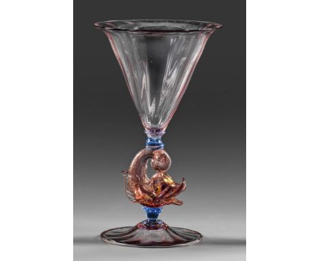 Zierpokal mit figürlichem Delfinschaft Violettes, längsoptisch geblasenes und hellblaues Glas, der Delfin aus violettem Glas 