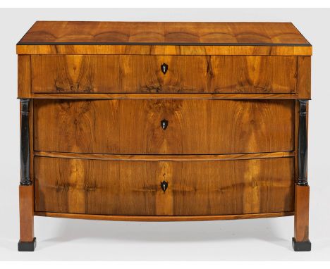 Große Biedermeier-Kommode Helles Nussbaum, furniert und teilw. ebonisiert. Gerader, querrechteckig angelegter Korpus, flankie