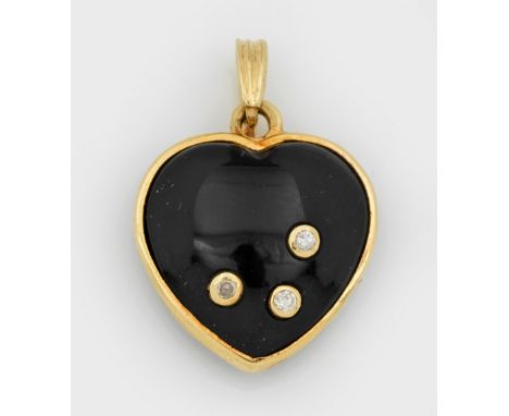 Herz-Anhänger Gelbgold, teilw. schwarz emailliert, gest. 585. Besetzt mit 3 Diamanten von zus. ca. 0,06 ct.; Gew. ca. 4,12 g.
