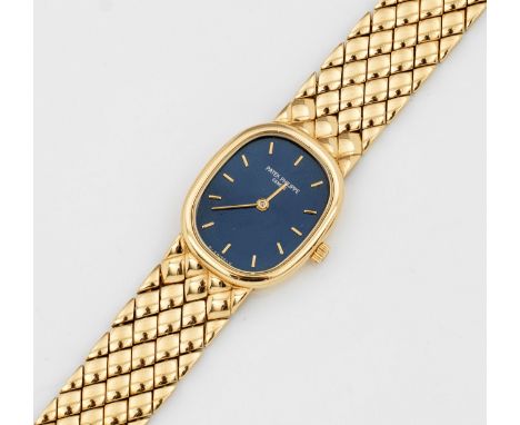 Damenarmbanduhr "Ellipse" von Patek Philippe Gelbgold, gest. 750. Ellipsenförmiges Uhrengehäuse. Nachtblaues Zifferblatt im s