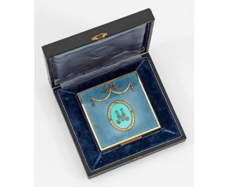 Dekorative Zierdose im Stil von Karl Fabergé. Silber, vergoldet. Mit Etui. Quadratische Form. Wandung und Deckel über wellenf