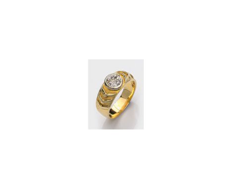 Diamantsolitär-Ring Gelbgold, gest. 585. Breite Ringschiene zentral besetzt mit einem Diamanten von ca. 1,00 ct. im sog. Über