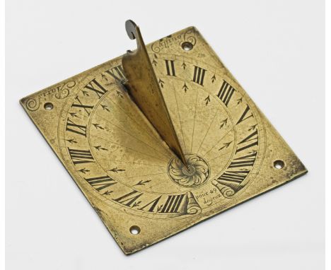 Sonnenuhr Messing. Auf nahezu quadratischer Grundplatte gravierte Skala mit 30-Minuteneinteilung mit römischen Zahlen und fei