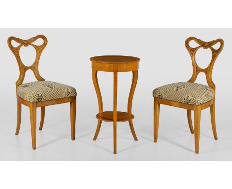 Paar Biedermeier-Stühle und Gueridon Helles Nussbaum bzw. Eschenholz, furniert. Trapezförmige Zarge auf konischen Vierkantbei