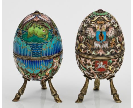 Zwei Cloisonné-Ziereier im Stil von Karl Fabergé. Silber, emailliert. Von drei hohen Klauenfüßen getragener, ovoider, mittig 