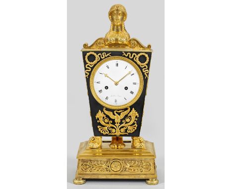 Empire-Pendule Bronze, vergoldet und teilw. dunkel patiniert. Über profiliertem, querrechteckig angelegtem Sockel mit applizi