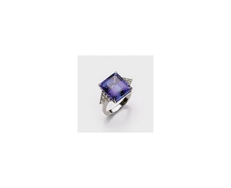 Eleganter Tansanit-Brillantring Weißgold, 18 ct.; Zentral besetzt mit einem violettblauem Tansanit von ca. 14,79 ct., flankie