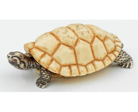 Miniatur-Schildkröte im Stil von Karl Fabergé. Silber und Mammut. Vollplastisch und naturalistisch gearbeitet in Gestalt eine