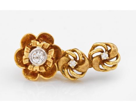 Diamant-Clip Gelbgold, 8/14/18 k. Zentral besetzt mit drei Diamanten von zus. ca. 0,45 ct. in floraler Ajourfassung. Auch als