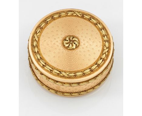 Hochfeine Pillendose à deux couleurs Rot- und Gelbgold, 18 k., ziseliert und guillochiert. Flache, zylindrische Form mit Stul