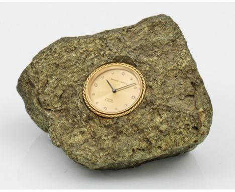 Extravagante Tischuhr mit Diamanten von Van Cleef &amp; Arpels aus den 1960er JahrenGelbgold 18 k, gest. Goldquarz. Französis