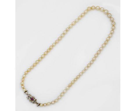 Klassisches Perlcollier Weißgold, gest. 750. Einreihige Kette aus cremefarbenen Zuchtperlen von ca. 5,8 mm in sehr feinem ros