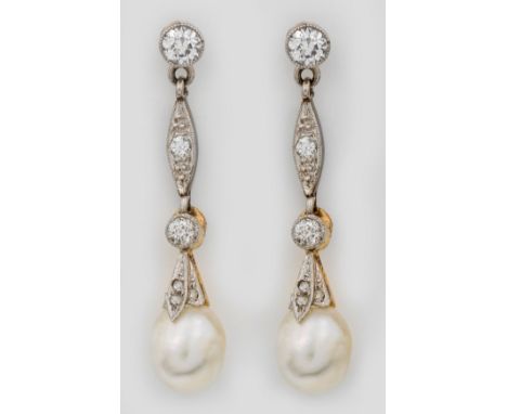 Paar Jugendstil-Ohrgehänge Gelbgold, 14 k und 18 k. Besetzt mit Diamanten sowie abschließend jeweils eine weiße Zuchtperle vo