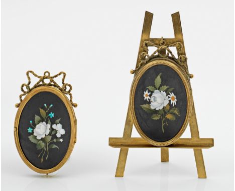 Zwei Pietra Dura-Miniaturen auf Staffelei Messing sowie schwarzer Marmor mit Intarsien aus verschiedenen Schmucksteinen. Oval