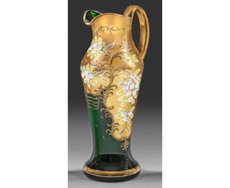 Historismus-Zierkanne im Rokoko-Stil Grünes Glas mit ausgeschliffenem Abriss. Schlanke Balusterform, Ohrenhenkel, Schnabelaus