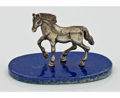 Miniatur-Pferdeskulptur im Stil von Karl Fabergé. Silber. Auf ovalem flachem Sockel aus geschliffenem Lapislazuli die vollpla