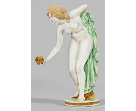Kugelspielerin Nach Meissener Vorbild von Walter Schott. Auf goldstaffierter, runder Plinthe mit Flechtbandbordüre, unbekleid