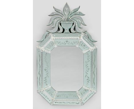 Murano-Wandspiegel Farbloses Glas und teilw. geätztes Spiegelglas. Rechteckige Spiegelrahmung mit angeschrägten Ecken sowie u