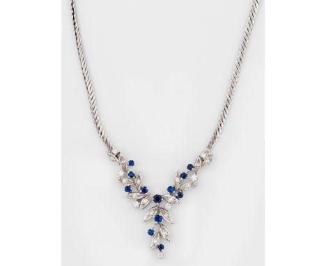 Saphir-Diamant-Collier Weißgold, gest. 750. Schauseitig besetzt mit Saphiren von zus. ca. 0,60 ct. in blütenförmiger Anordnun