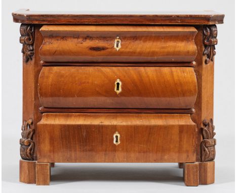Spätbiedermeier-Modellkommode Mahagoni, furniert. Gerader, querrechteckig angelegter, dreischübiger Korpus, flankiert von sch