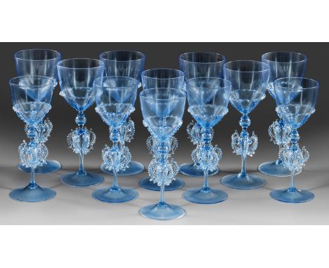 Zwölf Weinpokale Helblaues, transparentes Glas. Historisierende Form in der Tradition der Renaissance-Flügelgläser. Scheibenf