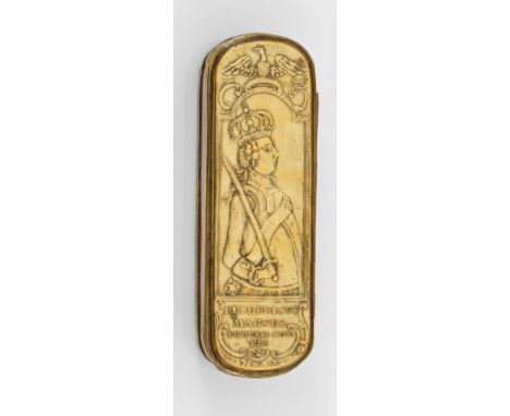 Kleine Iserlohner Tabakdose Messing und Kupfer. Oblong mit geprägtem Reliefdekor. Auf dem Deckel bekrönte Darstellung Friedri