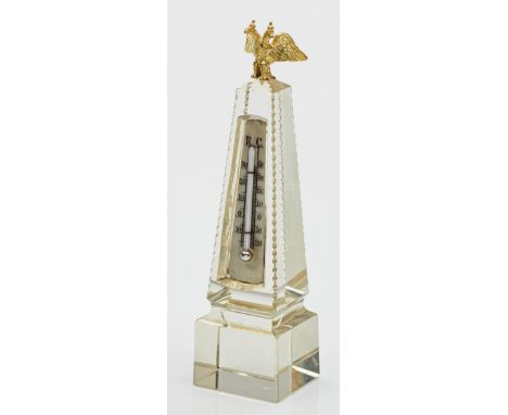 Kleines Tisch-Thermometer im Stil von Karl Fabergé. Farbloses Glas und Silber, vergoldet. Über quadratischem Sockel ein aufst