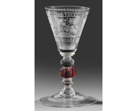 Barock-Pokal Farbloses, leicht graustichiges Glas. Leicht ansteigender Scheibenfuß, reich gegliederter Balusterschaft, in ein