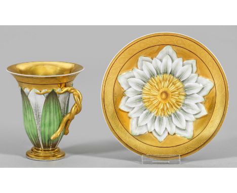 Äußerst seltene Biedermeier-Ziertasse mit Lotusblumenrelief aus der KPM BerlinAuf karniesförmigem, niedrigem Rundfuß geschwei