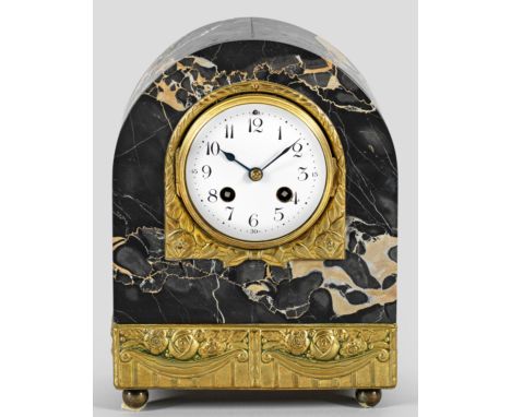 Jugendstil-Kaminuhr Schwarz-beige gemaserter Marmor und Messing. Rechteckiger Korpus mit gewölbtem oberen Abschluss auf Kugel