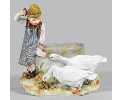 Jugendstil-Figurengruppe "Knabe mit Gänsen" Auf naturalistischem Sockel, gelehnt an einem Wassertrog stehender Knabe in bäuer