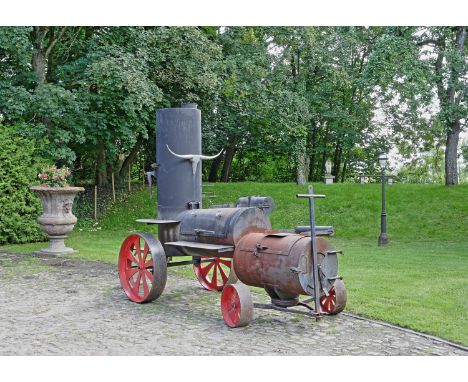 Übergroßer Smoker-Grill Eisen, teilw. rot bzw. schwarz lackiert. Korpus aus gestaffelt angeordneten Zylinderelementen als Bre