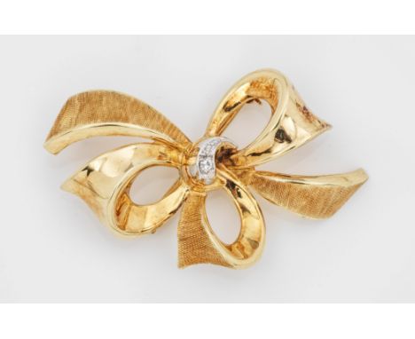 Diamant-Brosche der 50er Jahre Gelbgold, gest. 585. Stilisierte Schleifenform. Gew. ca. 5,24 g. Brooch set with small diamond
