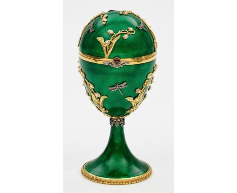 Dose in Form eines Prunk-Eis im Stil von Karl Fabergé. Silber, teilw. vergoldet und emailliert. Trompetenförmiger Stand mit r