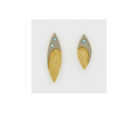 Paar moderne Brillant-Ohrringe von A. Reske Gelbgold, gest. 585. Schauseitig besetzt mit 3 blauen Brillanten von zus. ca. 0,1
