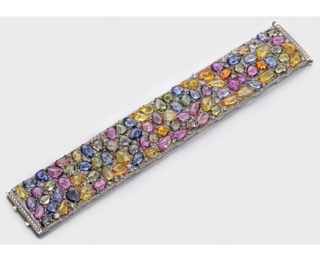 Extravagantes Multicolor-Manschetten-Armband Weißgold, gest. 750. Schauseitig ausgefasst mit diversen natürlichen, unbehandel