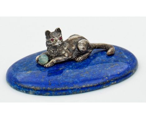 Miniatur-Katze im Stil von Karl Fabergé. Silber. Auf ovalem flachem Sockel aus geschliffenem Lapislazuli die vollplastische D