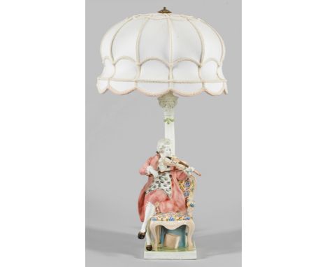 Seltene Goldscheider-Tischlampe "Mozart". Originaltitel 1-flg.; Steingut. Vollplastische Figur des auf einer Sessellehne sitz