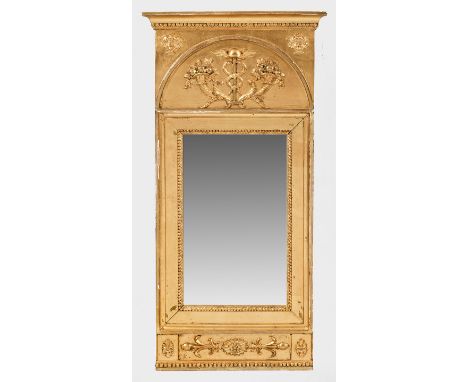 Gustavianischer Wandspiegel Holz, stuckiert, gefasst und vergoldet. Hochrechteckige, profilierte Spiegelrahmung mit Palmetten